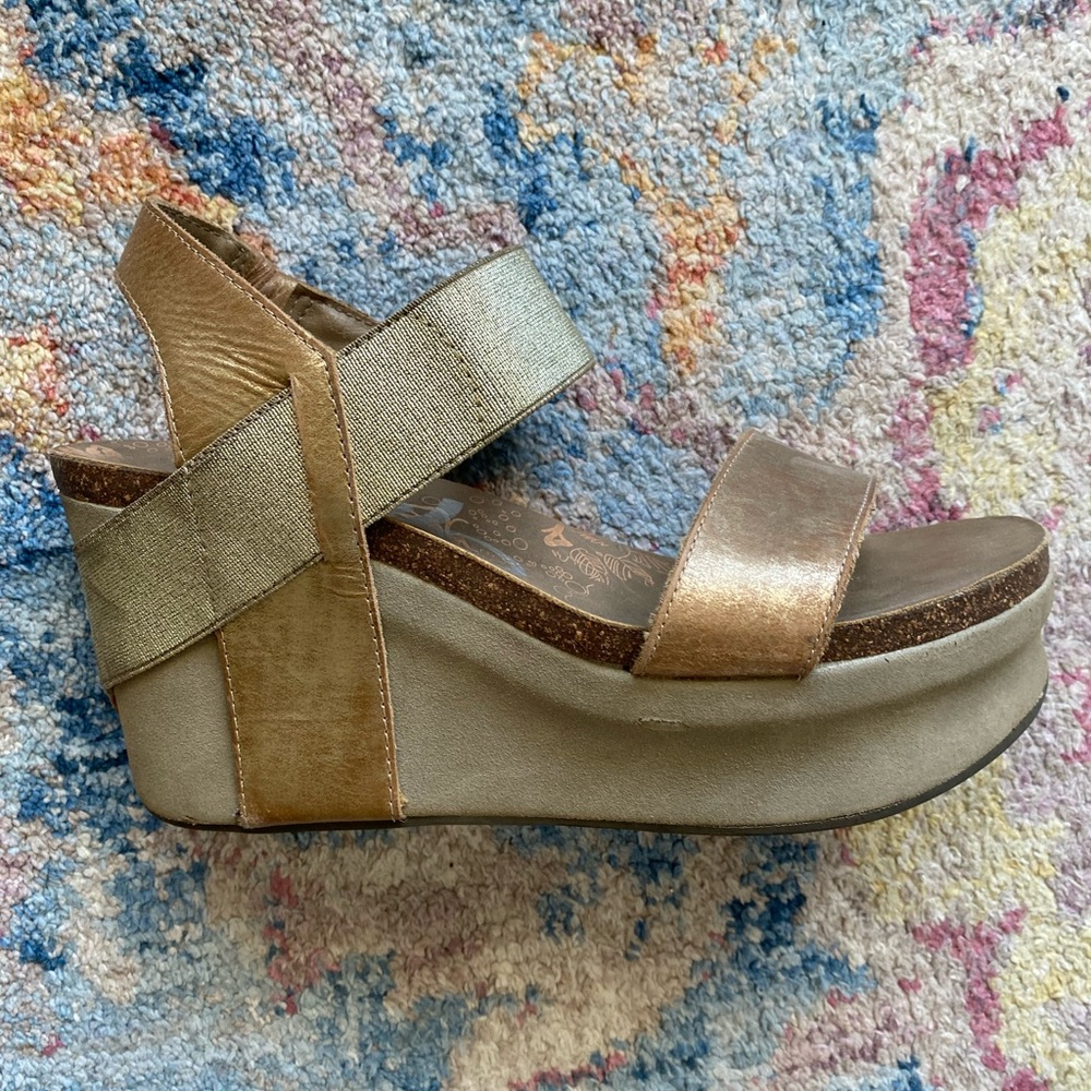OTBS Bushnell Platform Wedges, Gold size 10